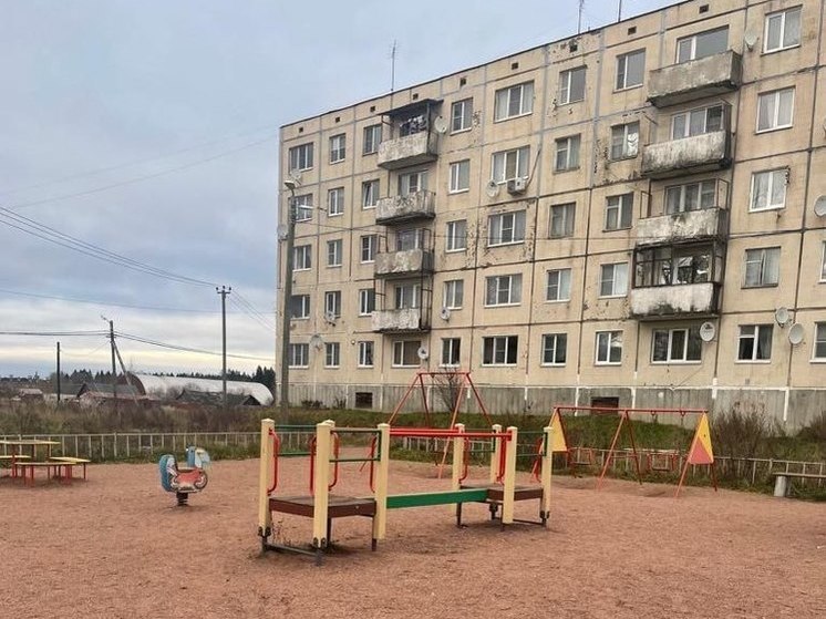 В Выборгском районе проверили состояние детских площадок