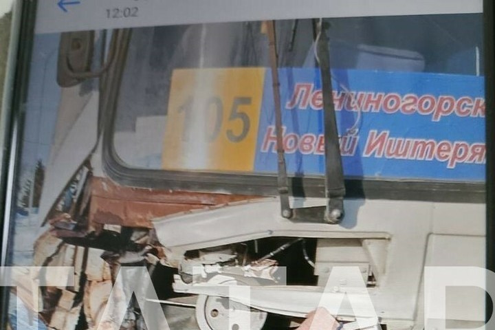 В Лениногорском районе автобус столкнулся с трактором