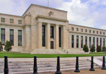 Комитет по открытым рынкам Федеральной резервной системы США в ходе декабрьского заседания принял решение сохранить базовую процентную ставку на уровне 5,25-5,5% годовых