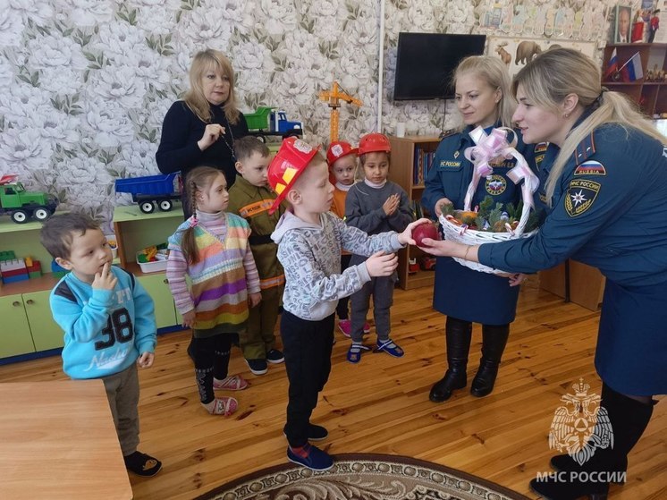 Костюм пожарного и сладости: сотрудники херсонского МЧС посетили детей