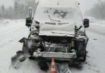 Днем 13 декабря в Кабанском районе Бурятии 43-летний водитель «Фиат Дукато» не учел дистанцию и столкнулся с водителем полуприцепа «Тонар» грузового автомобиля «Ситрак», который ехал впереди