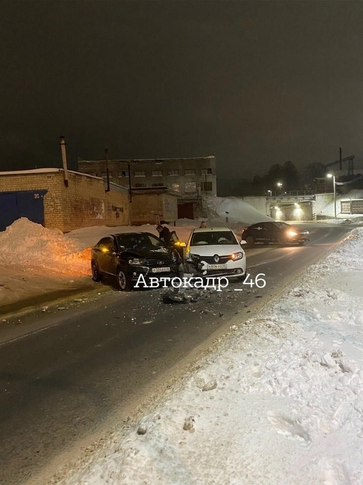 В Курске в ДТП попал автомобиль службы такси
