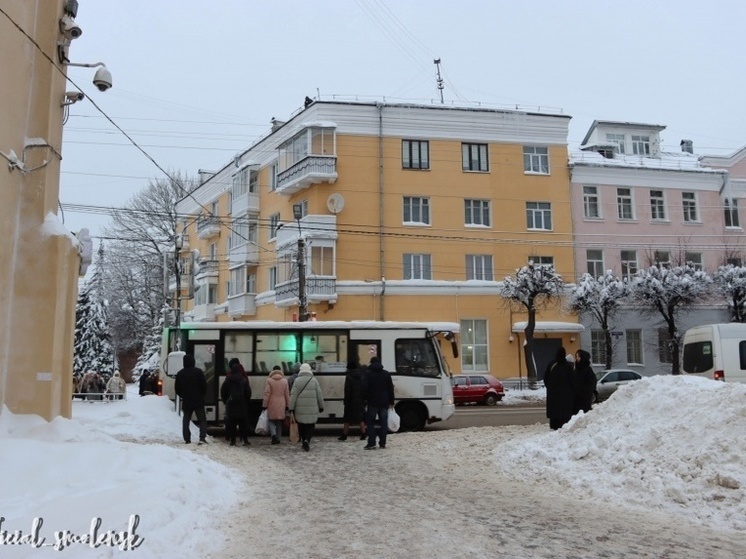  В Смоленске управляющие организации ведут очистку крыш домов от снега и сосулек