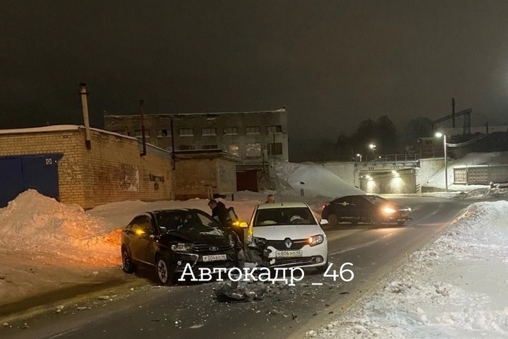 В Курске в ДТП попал автомобиль службы такси