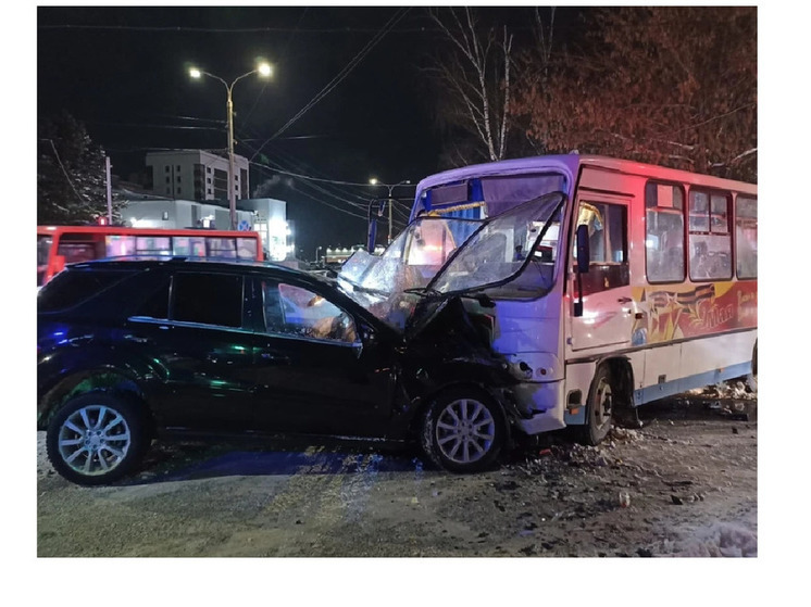 В Коврове автобус с пассажирами врезался в «Мерседес»: пострадало шестеро