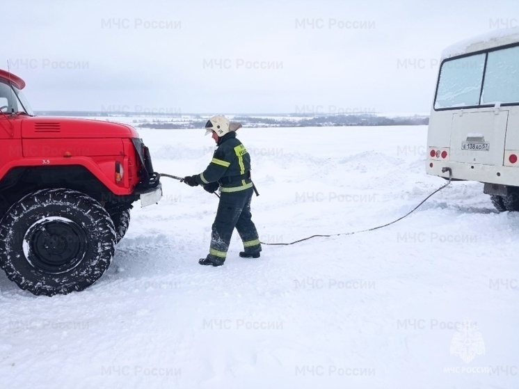 В Орловской области на заснеженной просёлочной дороге застрял автобус с медиками