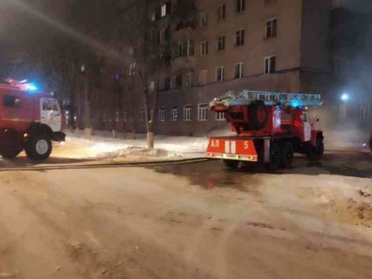 На пожаре в Боровичах эвакуировали 20 человек