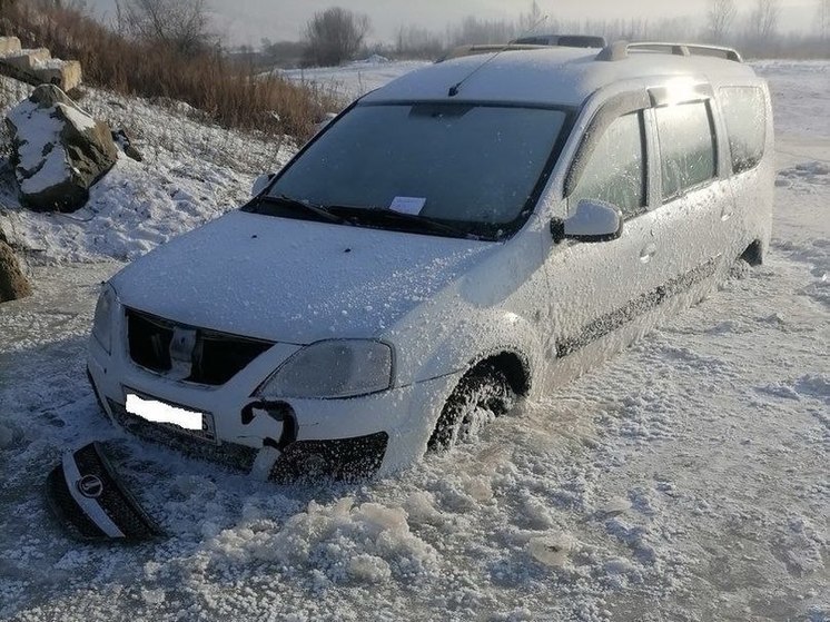 Вмерзшую в лед Lada бросили около моста в поселке Читы