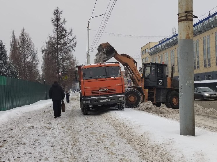 Для уборки омских улиц от снега привлекли дополнительную технику