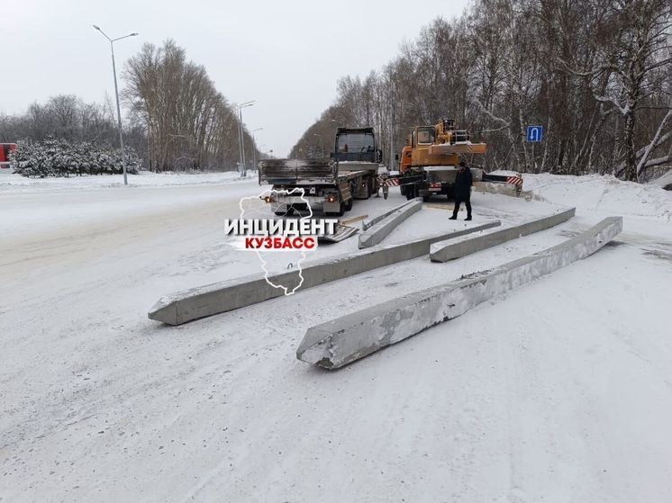 Фура "обронила" бетонные сваи на въезде в Кемерово