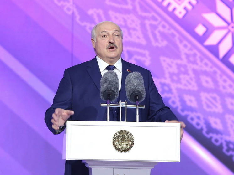 Лукашенко заявил, что не позволит «стрелять в спину» русским