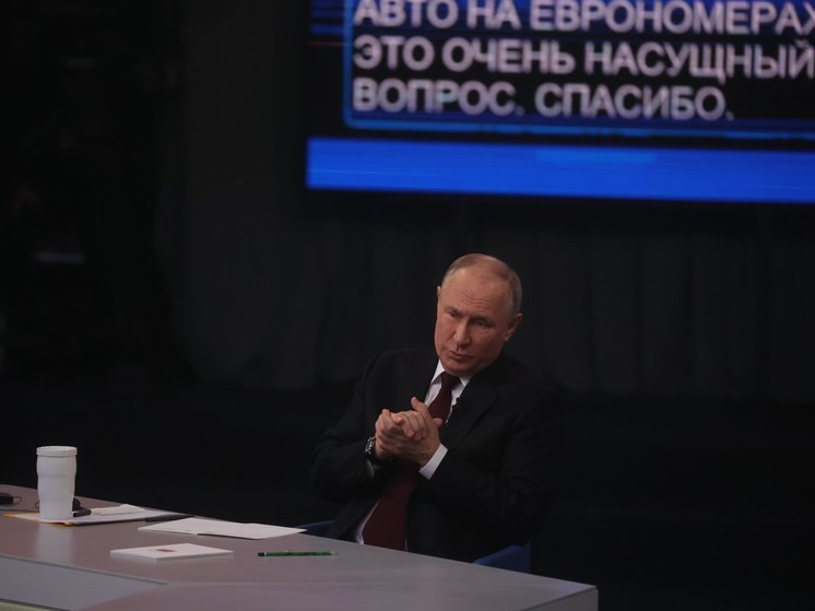 Путин пообещал волгоградской девочке, что ИИ не заменит ее бабушку - МК