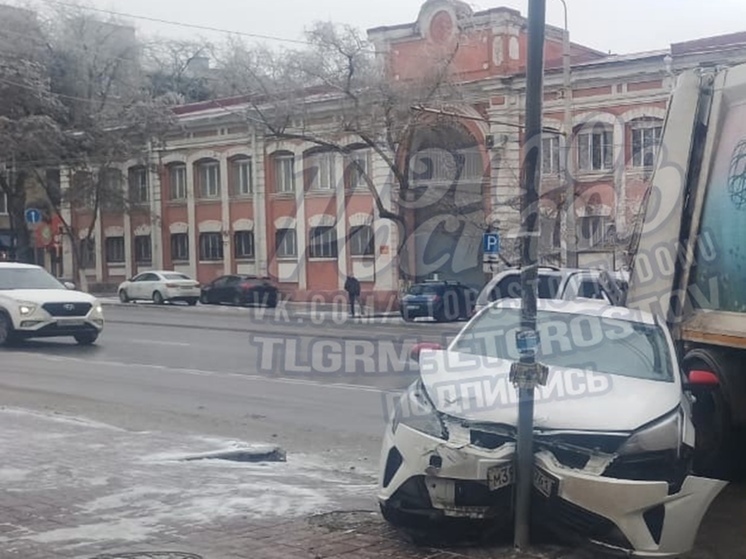 В Ростове мусоровоз врезался в такси