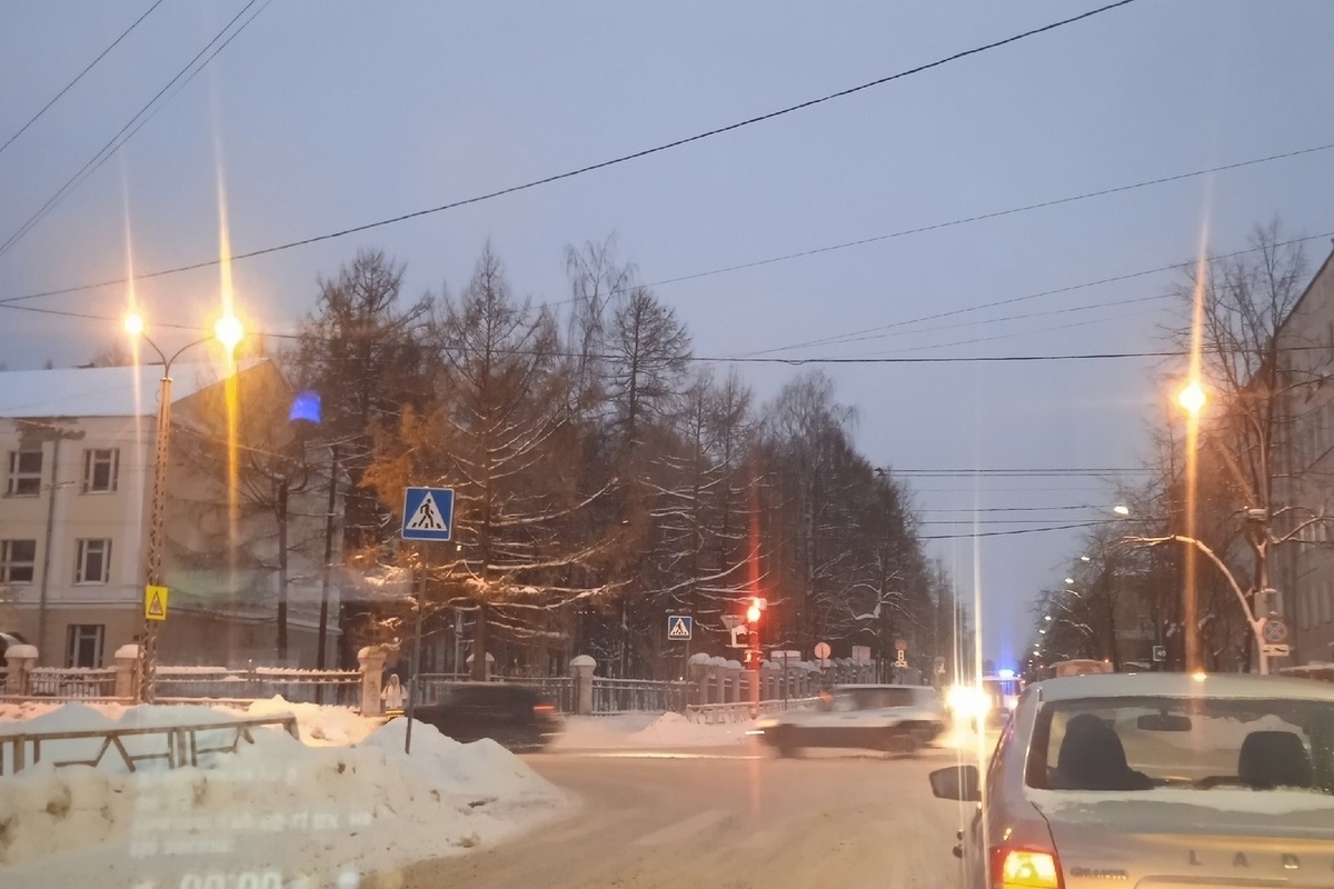 Водители назвали издевательством режим работы светофора в центре Петрозаводска