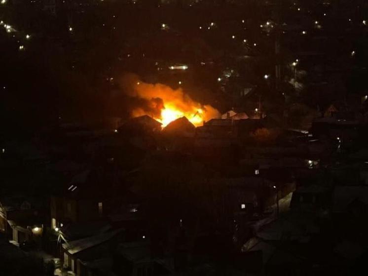 Три частных дома горят на Сельмаше