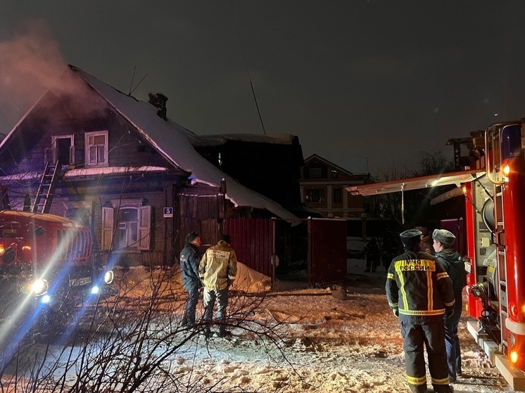 В Твери в районе "рюмки" загорелся деревянный дом