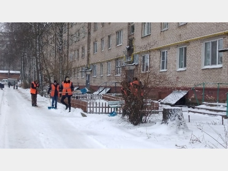 Синоптик смоленск. Снегопад в городе. Заснеженный двор. Снег в Смоленске. Снегопад в Москве.