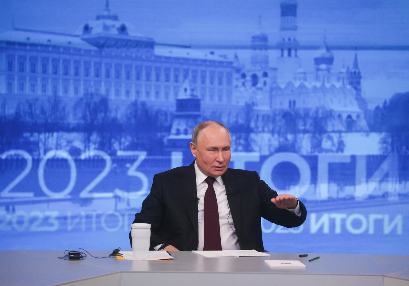 Яйца, нейродвойник, томик Лермонтова: эмоциональные кадры итоговой пресс-конференции Путина