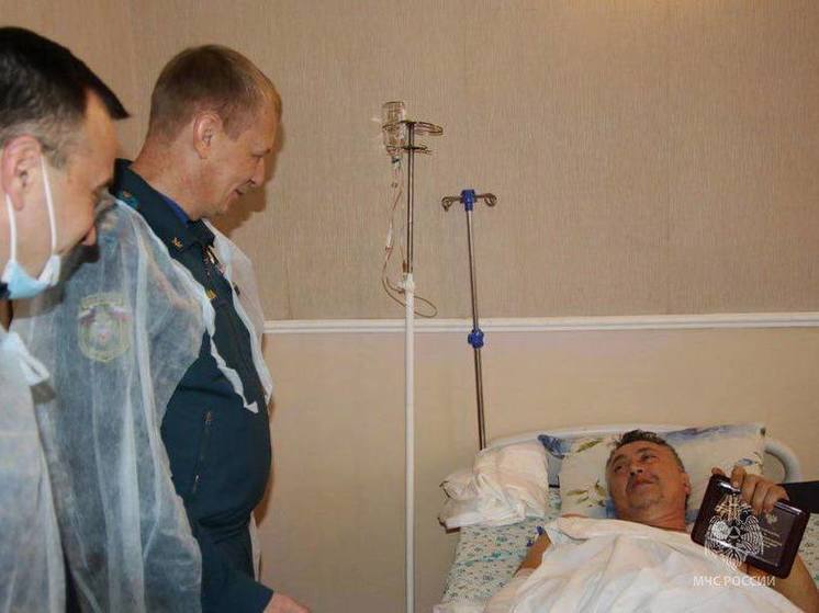 Находящимся в больнице бойцам МЧС ДНР вручили медали «За храбрость»