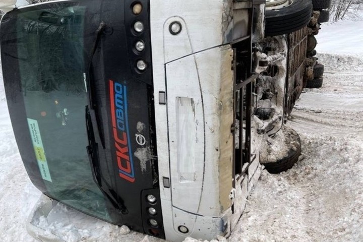 Пассажирский автобус «Великий Новгород-Псков» попал в аварию в Солецком районе