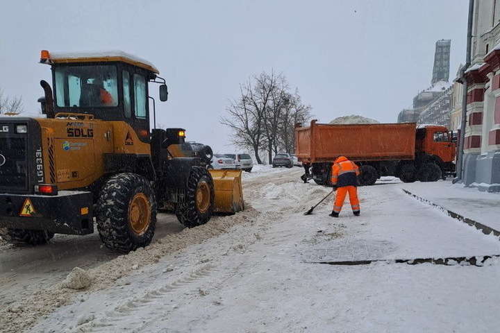 В Курске 14 декабря последствия снегопада устраняют 89 единиц спецтехники