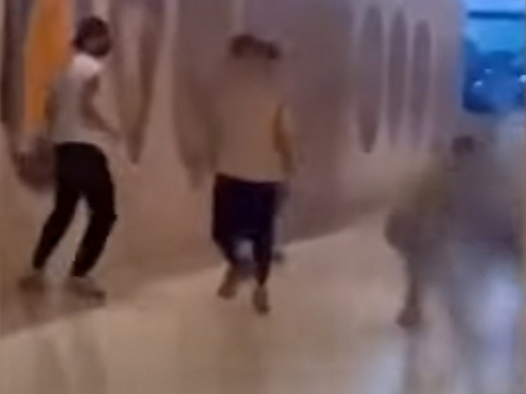 Детям мигрантов, которые избивали школьников, смягчили меру пресечения