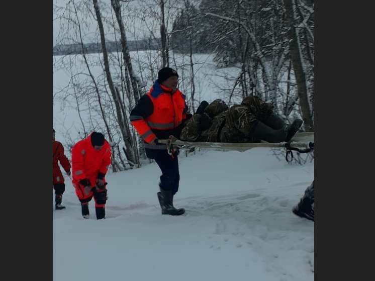 Спасатели Карелии вынесли с озера рыбака, которому стало плохо
