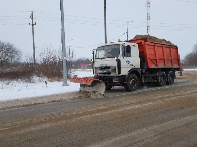 Дороги в Курской области чистят от снега более 320 единиц спецтехники