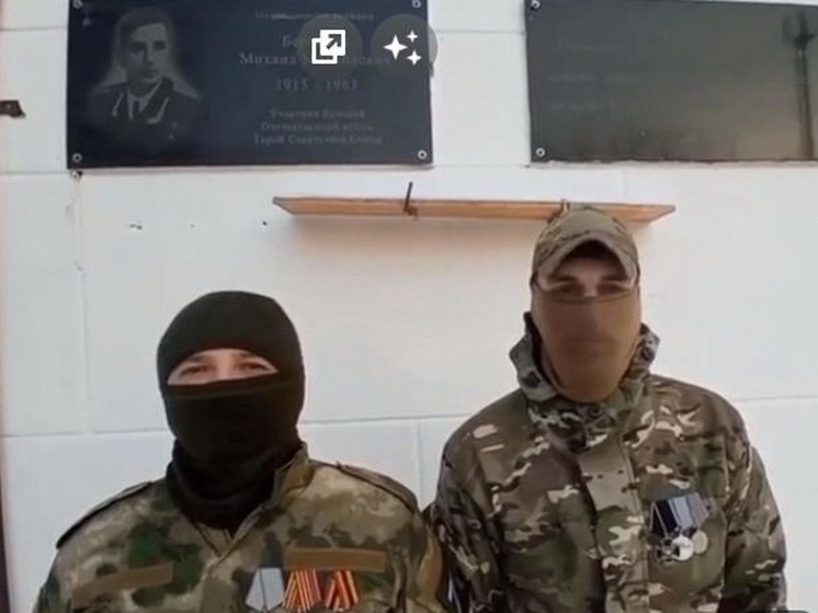 Бойцы СВО призвали депортировать омского директора школы за отказ от установки памятной доски