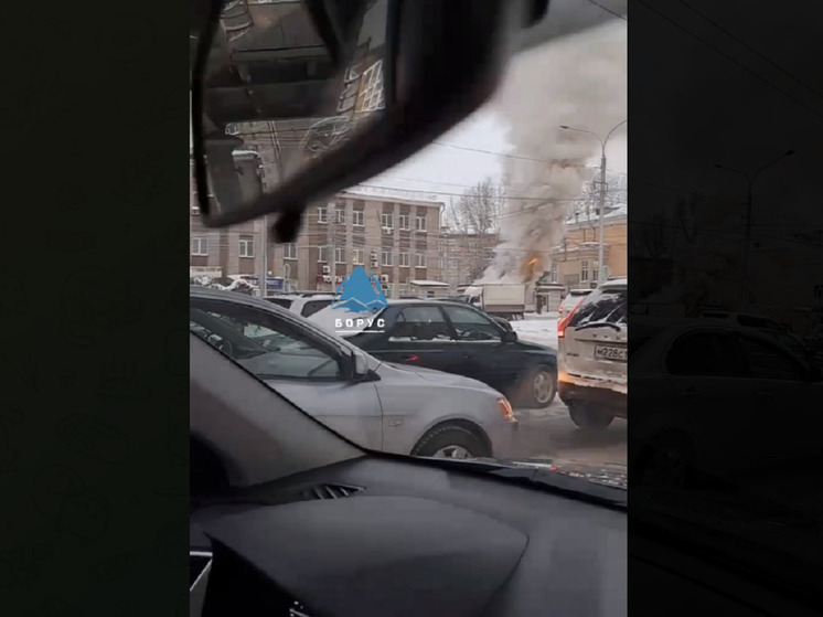 В Красноярске загорелся автомобиль возле Медуниверситета
