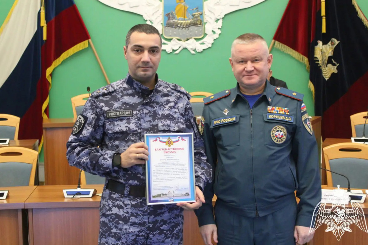В Костромском МЧС наградили двух росгвардейцев за отвагу на пожаре