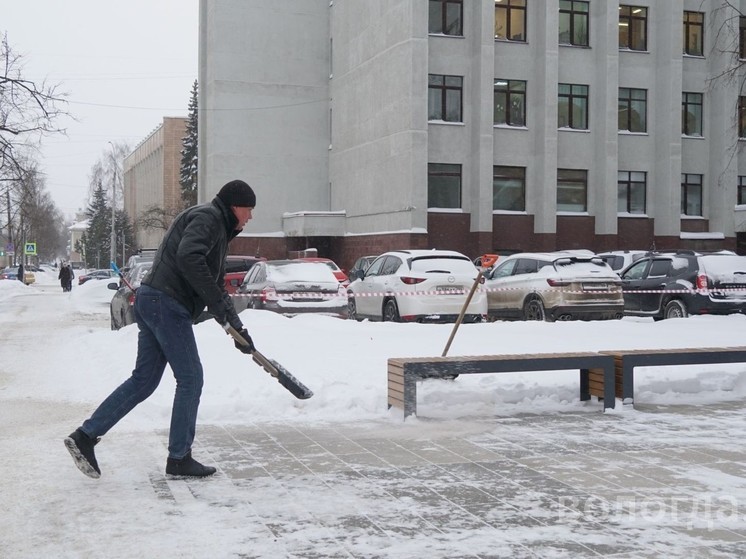 Инновационный противогололедный материал испытали в Вологде