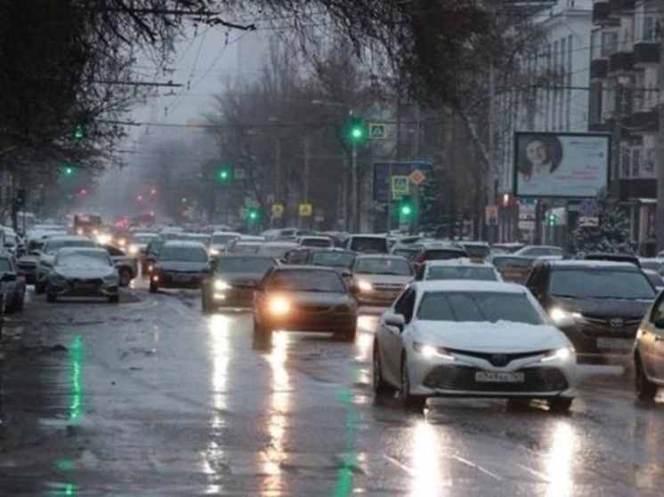 Водителей донского региона предупредили об опасности на дорогах из-за ветра и гололеда