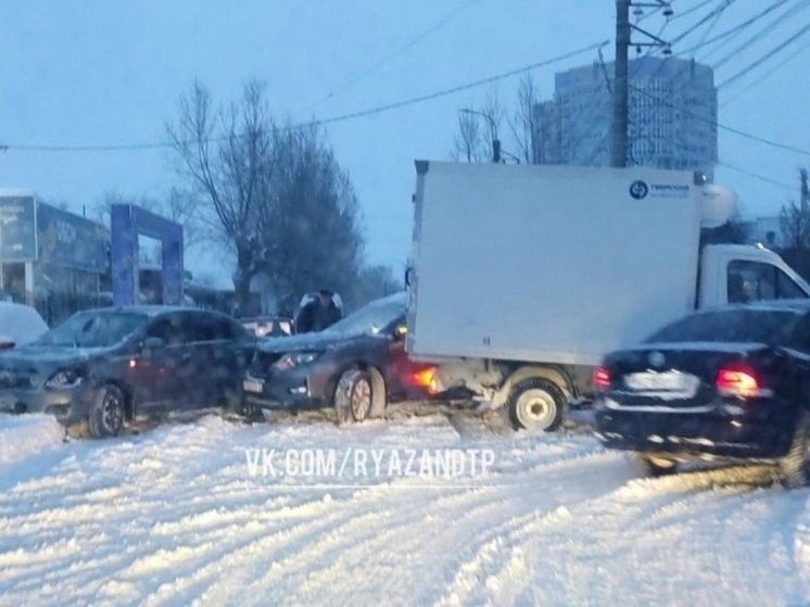Движение заблокировано из-за массового ДТП на улице Западной в Рязани