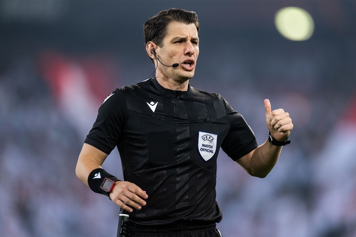 футбольный судья ладыгин. мëлер. арбитр арда кардешлер. евгений турбин арбитр дмитров. халил умут мелер.