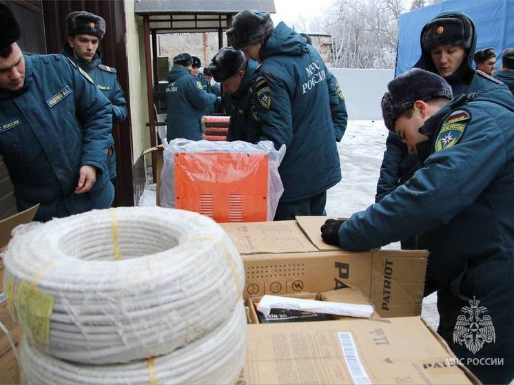 Тридцать тонн гумпомощи доставили МЧС РФ коллегам из Донбасса