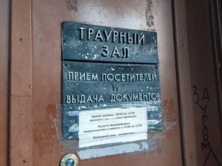 Дочь наткнулась на мертвого отца-алкоголика со сломанным черепом на кровати в квартире в Тихвине