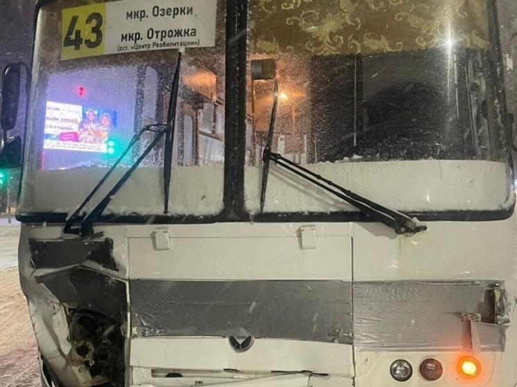В Воронеже легковушка столкнулась с автобусом, есть пострадавшие