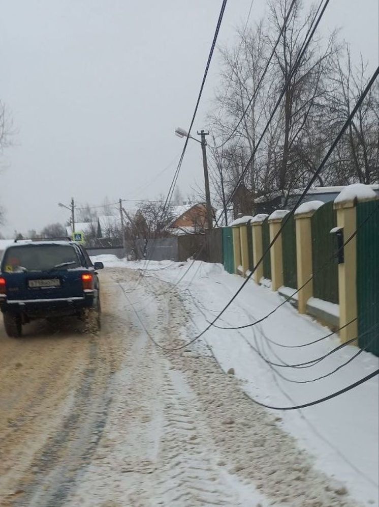 В Лобне электропровода оборвались прямо на пешеходную дорожку