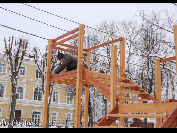 На центральной площади Смоленска устанавливают зимние заливные горки