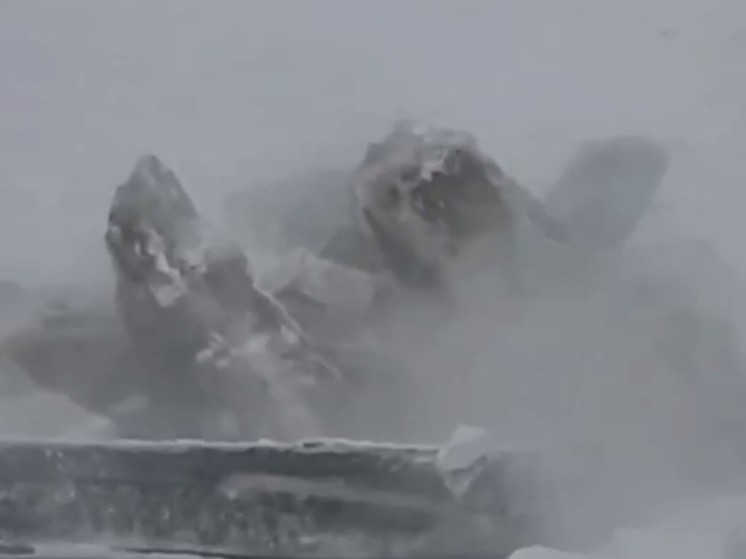 Огромные глыбы льда вынесло на берег Енисея в Красноярском крае