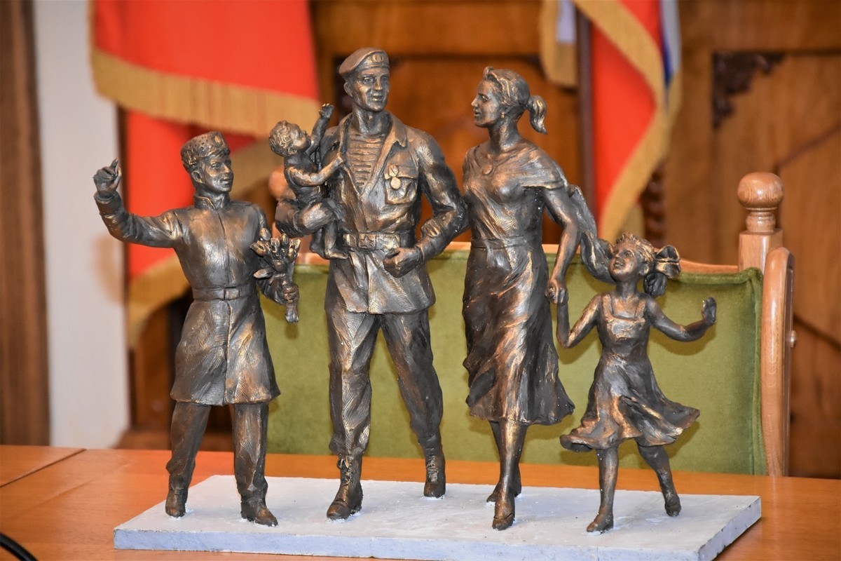 В Костроме презентовали макет парковой скульптуры в честь семьи и Родины