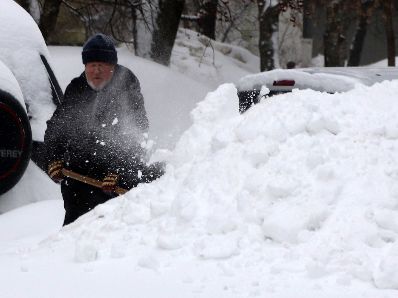 Снегопад парализовал МКАД, пешеходы застряли в сугробах: фото последствий 