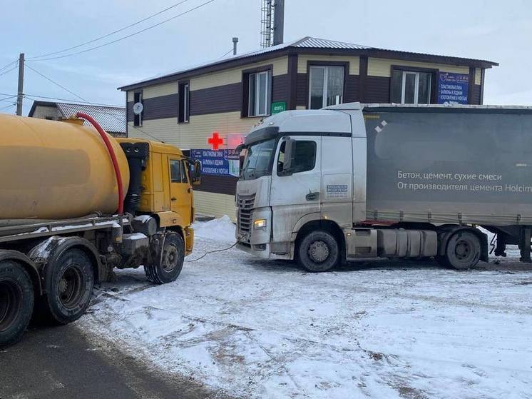В Саратове большегруз застрял, свернув "не туда"