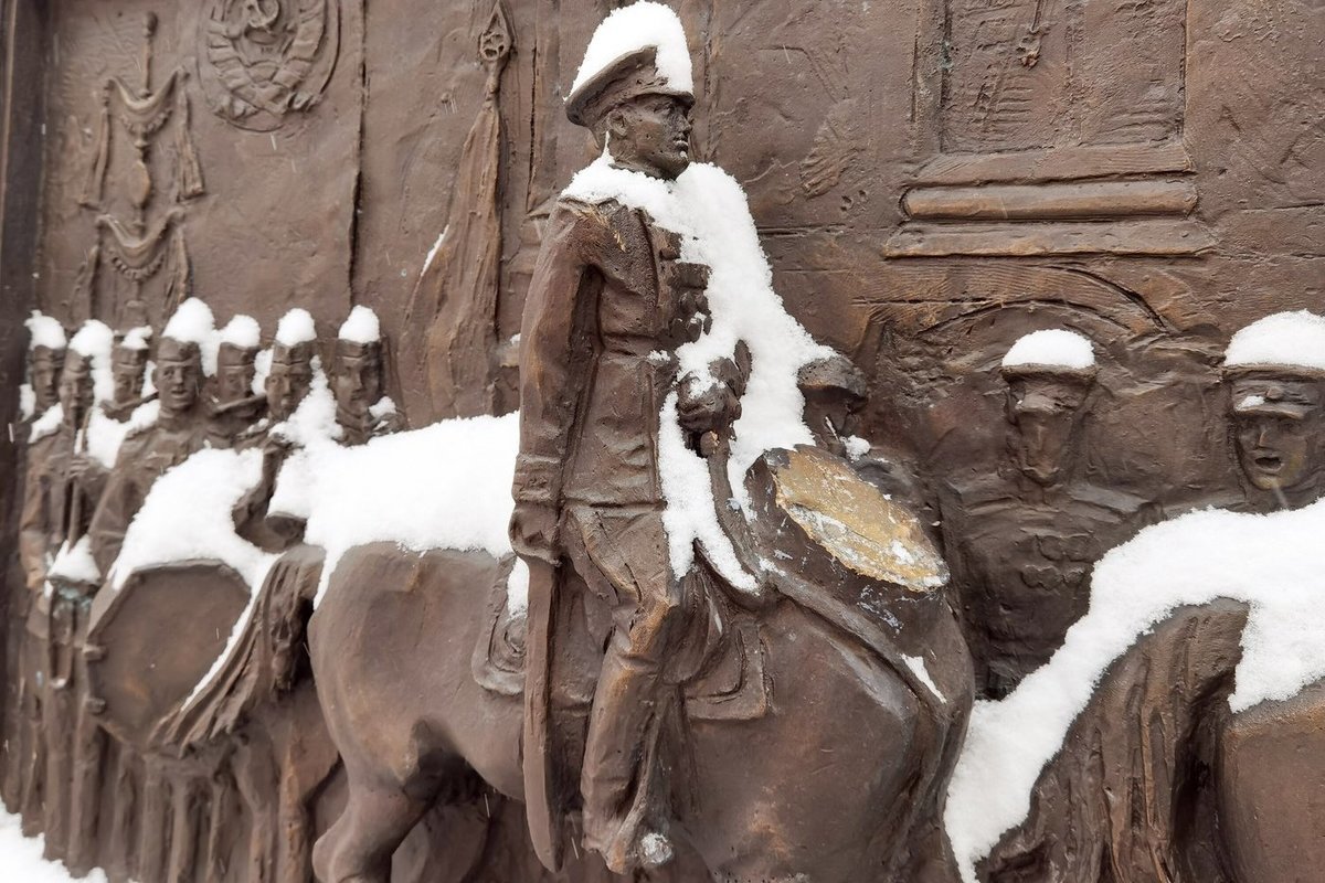 Sculptor Vladimir Surovtsev began restoring the Victory Parade high relief damaged by vandals.
