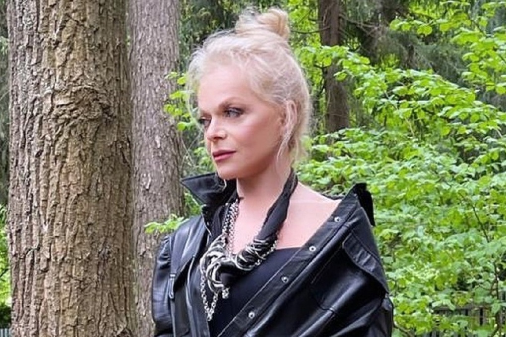 Над образом поработал стилист