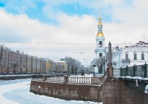 Жители Санкт-Петербурга соревнуются в поиске самых впечатляющих сосулек на кровлях домов, которые не успевают чистить коммунальщики