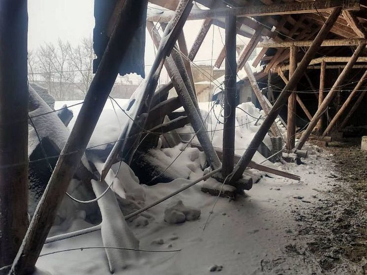 Крыши нескольких жилых домов обрушились из-за снега в российском регионе