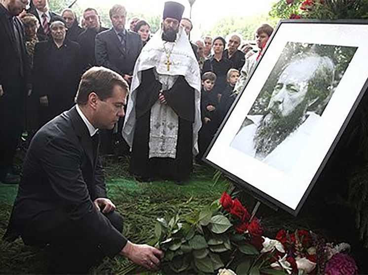Медведев назвал уехавших писателей "мразью": плевать на их могилы