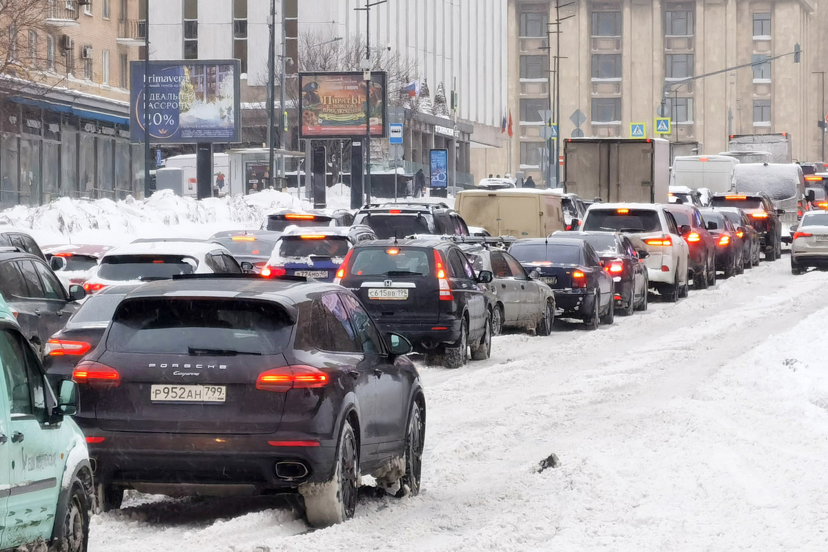 «4500 до аэропорта»: снегопад вызвал взлет цен на такси в Москве - МК